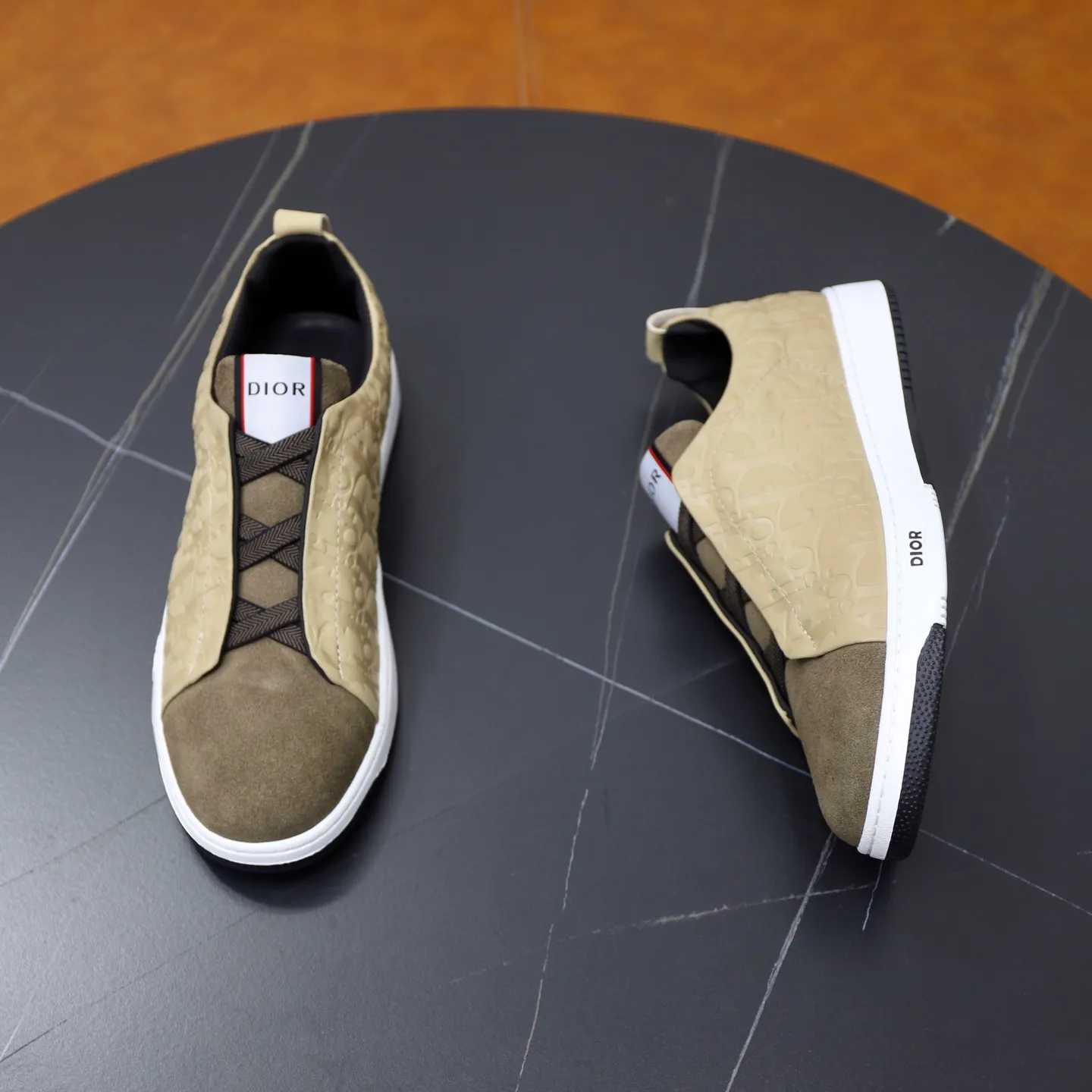 Ex-factory price: 442💰🙅‍♂️🙅‍♂️🙅‍♂️ Brand: Dior DIOR Standard code: 38-44 (45 customized) Grade: Same as the official website Material: Original leather splicing, comfortable and breathable lining, original wear-resistant outsole Style category: Men's fashionable casual shoes, running shoes, noble luxury brand elements, top luxury Color: actual picture color
